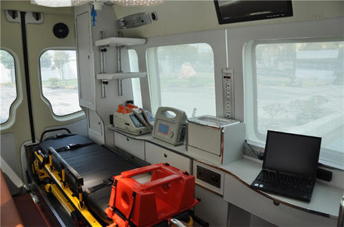 鄢陵县救护车内部